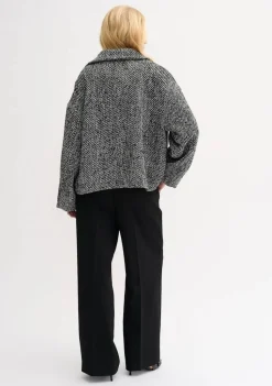 MY ESSENTIAL WARDROBE MANTEL